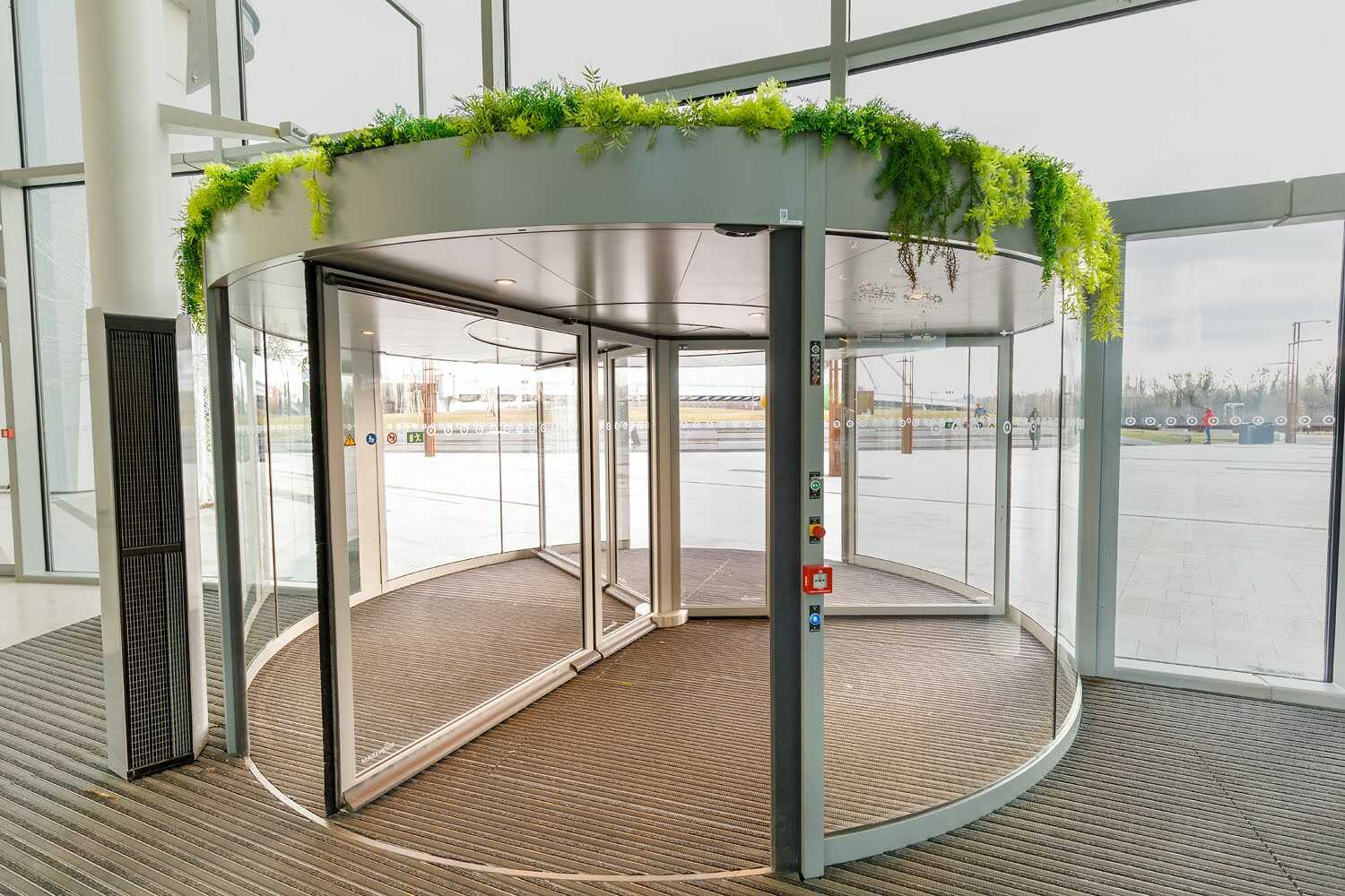 Vstup do nákupního centra Eurovea zajišťují karuselové dveře