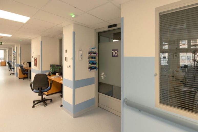 Penta Hospitals - Nemocnice Ostrov a automatické dveře SPEDOS Automatické dveře SPEDOS v nemocnici Ostrov nad Ohří