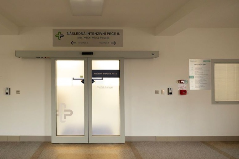 Jednokřídlové automatické dveře posuvné SPEDOS Automatické dveře posuvné v Nemocnici Ostrov