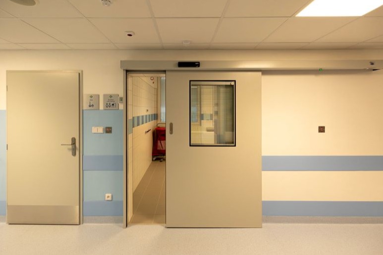 Jednokřídlové automatické dveře posuvné SPEDOS s posuvnými křídly do čistých prostor, s okýnkem a magnetickými žaluziemi Automatické dveře posuvné v Nemocnici Ostrov