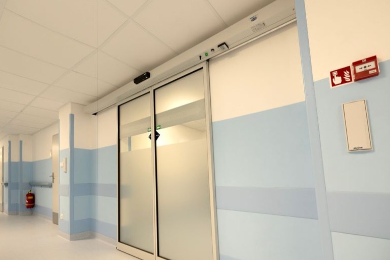 Dvoukřídlové automatické dveře SPEDOS v nemocnici Automatické dveře posuvné SPEDOS pro PENTA Hospitals