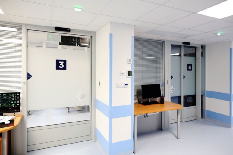 Jednokřídlé a teleskopické automatické dveře posuvné v Nemocnici Ostrov hl. obrazek reference