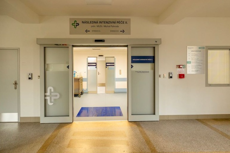 Požární automatické dveře posuvné SPEDOS v nemocnici Ostrov nad Ohří Požární automatické dveře posuvné SPEDOS