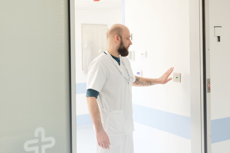 Automatické dveře s manuálním ovladačem v nemocnici