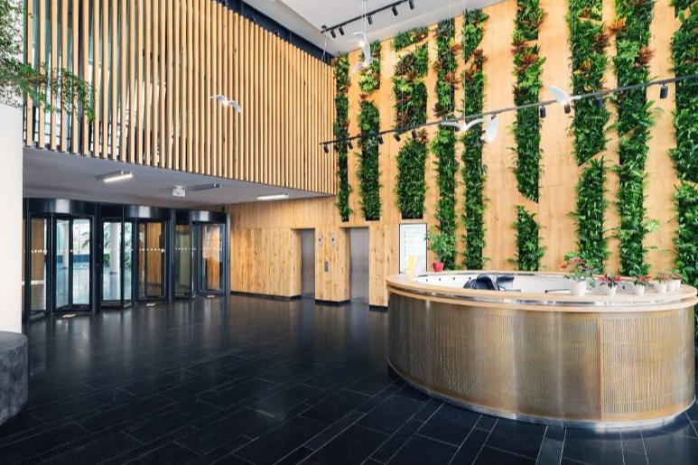 Vstup do Luxembourg Plaza s automatickými dveřmi Tourlock od firmy SPEDOS