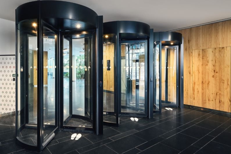 Luxembourg Plaza s automatickými dveřmi Tourlock od firmy SPEDOS