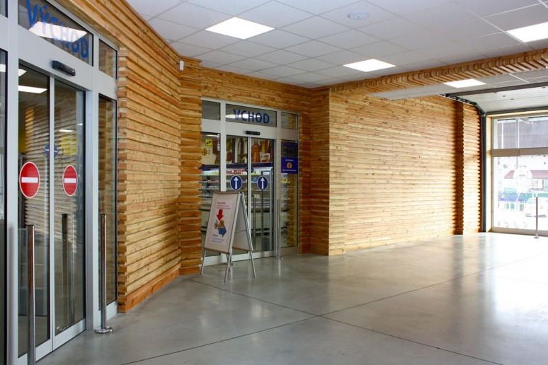 velkosklad s přístupy do skladů automatickými posuvnými dveřmi