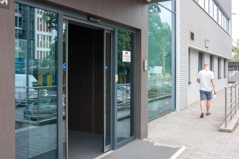 Vstupní zádveří s automatickými dveřmi do objektu ONSemiconductor Rožnov