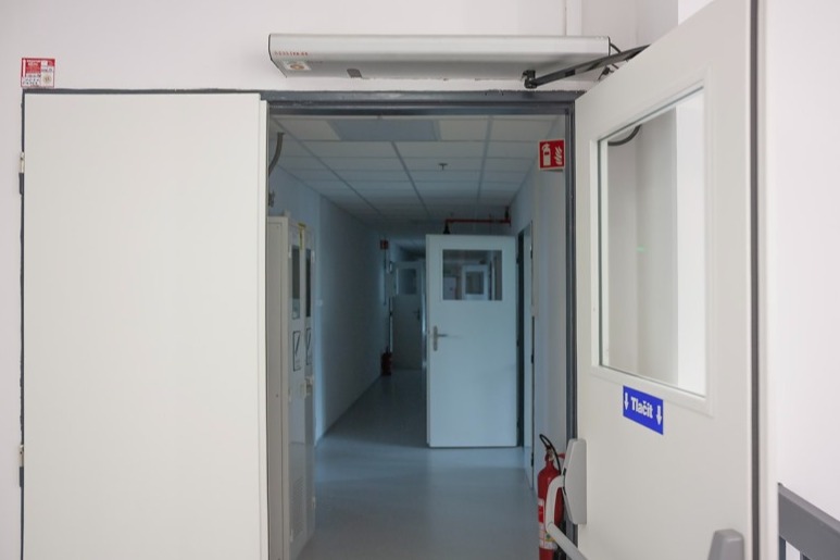 ONSemi výroba se vstupem automatickými otočnými dveřmi SPEDOS 
