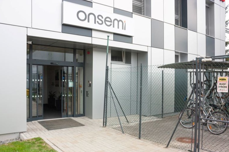 Vstup automatickými posuvnými dveřmi do objektu ONSemi