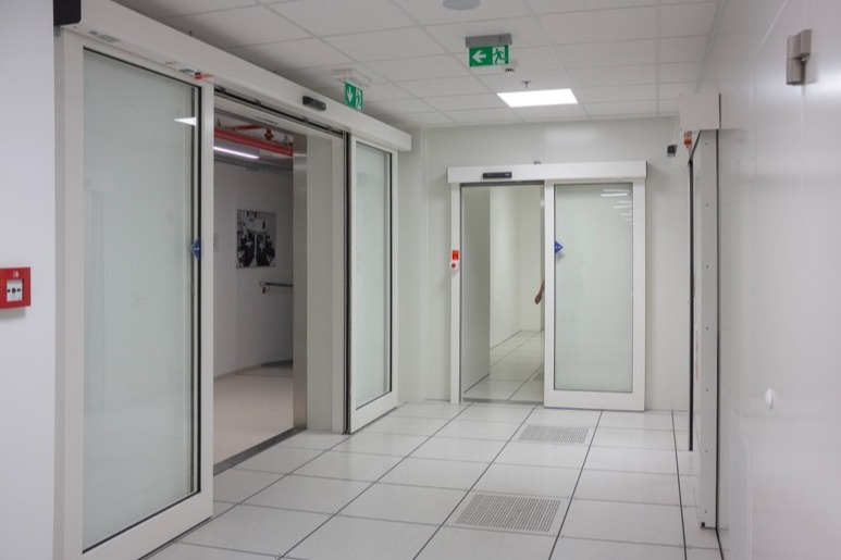 Protipožární vstupní automatické dveře SPEDOS do výrobních prostor firmy ONSemi