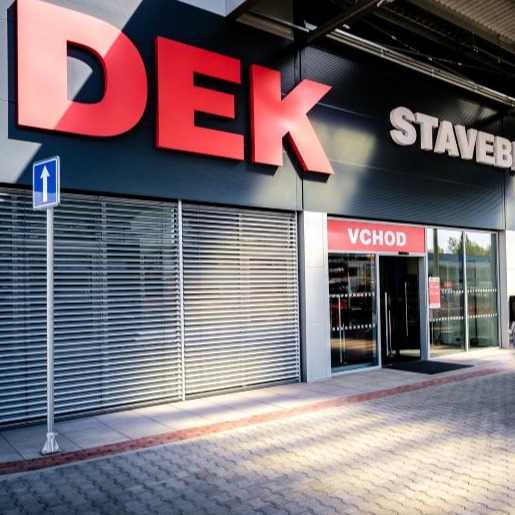 Pohled na vchod stavebniny s automatickými dveřmi SPEDOS 