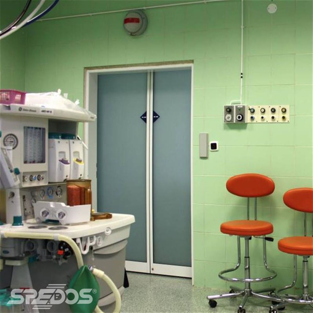 Montáž automatických dveří do operačních sálů