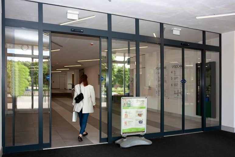 U automatických dveří SPEDOS lze snadno nastavit režimy provozu podle aktuálních potřeb – například denní, noční nebo omezený vstup. Automatické dveře SPEDOS v poliklinice