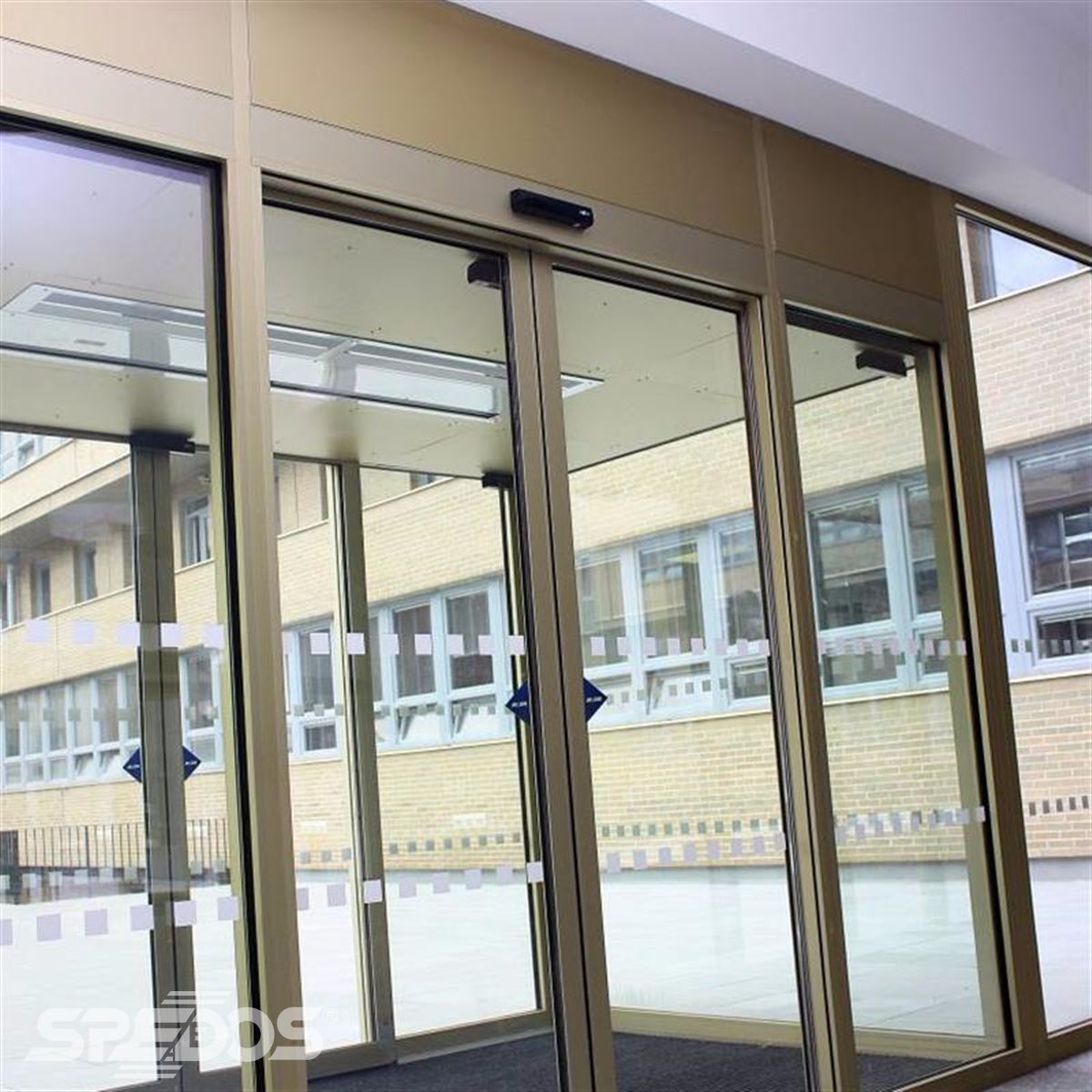 automatické posuvné dvoukřídlé dveře pro Masarykovu univerzitu Brno 3