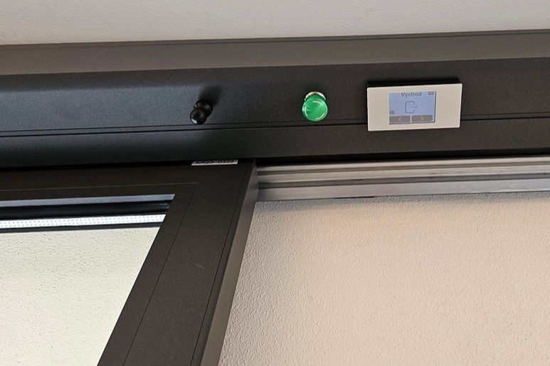 Automatické dveře s LCD ovládačem