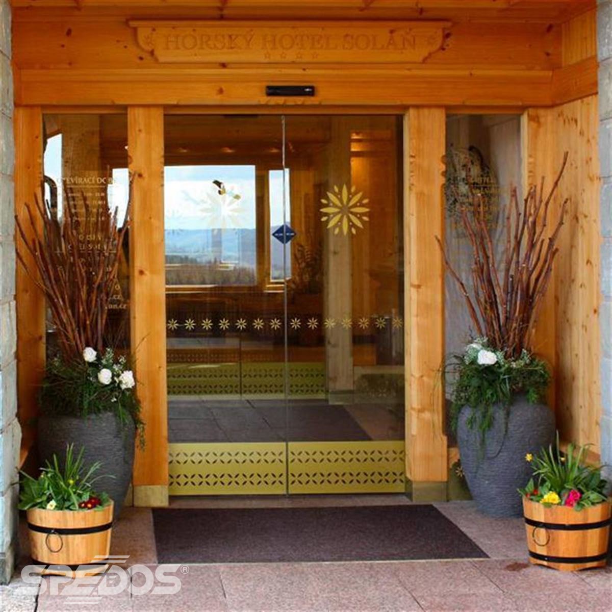celoskleněné dveře s dřevěnými lištami pro beskydský hotel 3