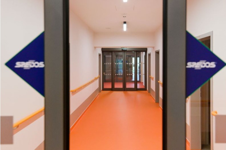 Požární posuvné automatické dveře v chodbách domova seniorů