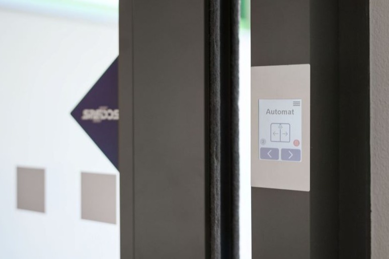 LCD dotykový programový přepínač u automatických dveří