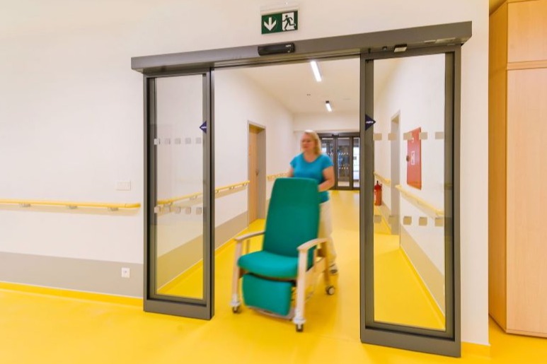 Komfortní domov seniorů s 30 automatickými dveřmi