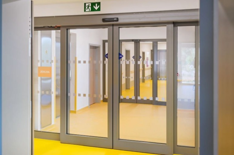 Protipožární vstup s automatickými posuvnými dveřmi
