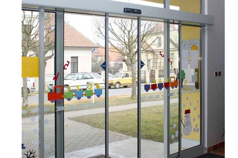 Dvoukřídlé automatické dveře posuvné v základní škole 2 Dvoukřídlé automatické dveře posuvné v základní škole 2
