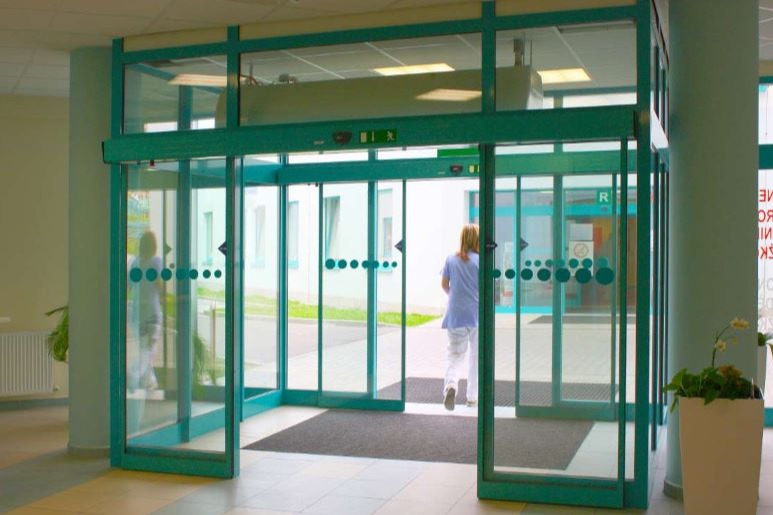 Fakultní nemocnice Plzeň - Automatické dveře SPEDOS