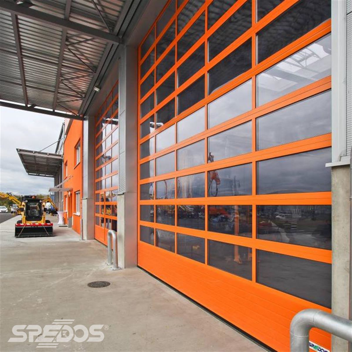 Sekční garážová vrata v oranžové barvě