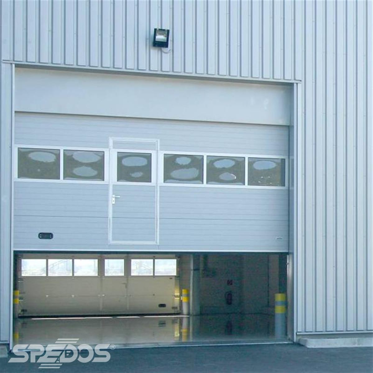 Průmyslová sekční vrata s dveřmi