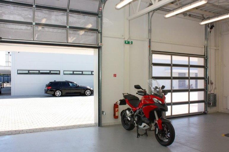 BMW Autosalon Trnava s vraty SPEDOS