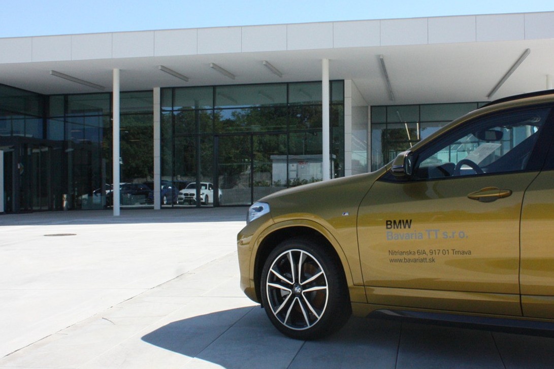 BMW Autosalon Trnava s vraty SPEDOShl. obrazek reference