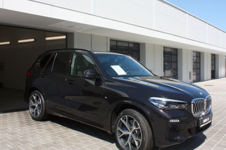 BMW Autosalon Trnava s vraty SPEDOS