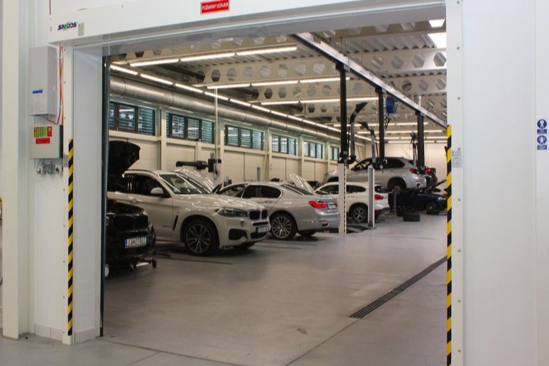 BMW Autosalon Trnava s POŽÁRNÍMI vraty SPEDOS