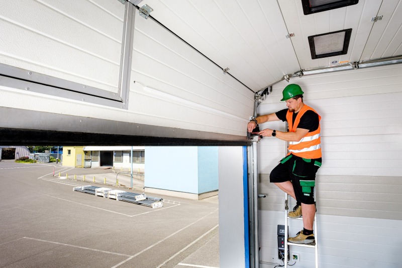 Servis sekčních vrat profesionálem ze SPEDOS Servisní technik při zásahu