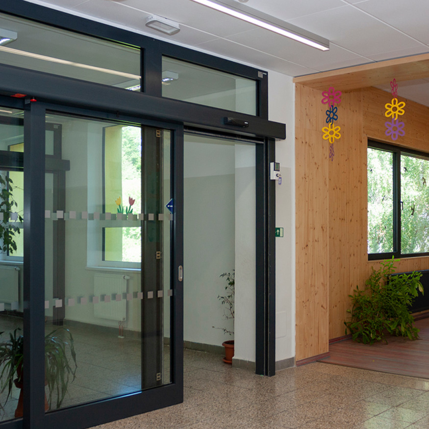 Škola ve Slatiňanech s protipožárními automatickými dveřmi SPEDOS 
